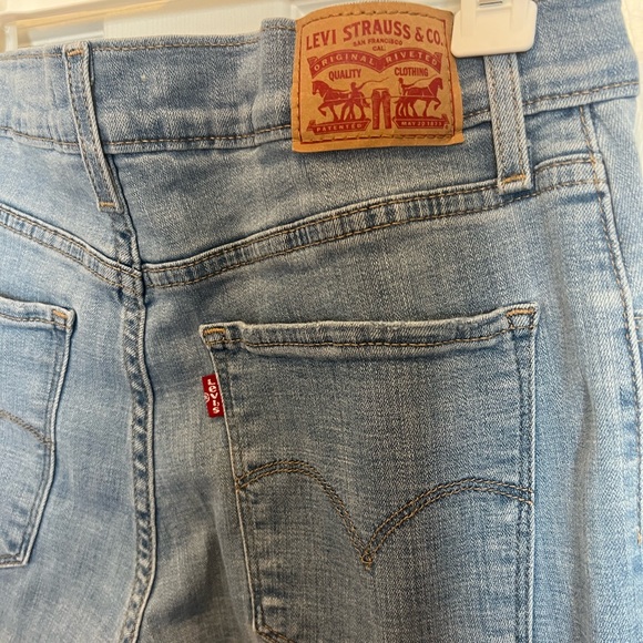 Levi’s Women's 724 High Rise Straight Jeans - Picture 6 of 7